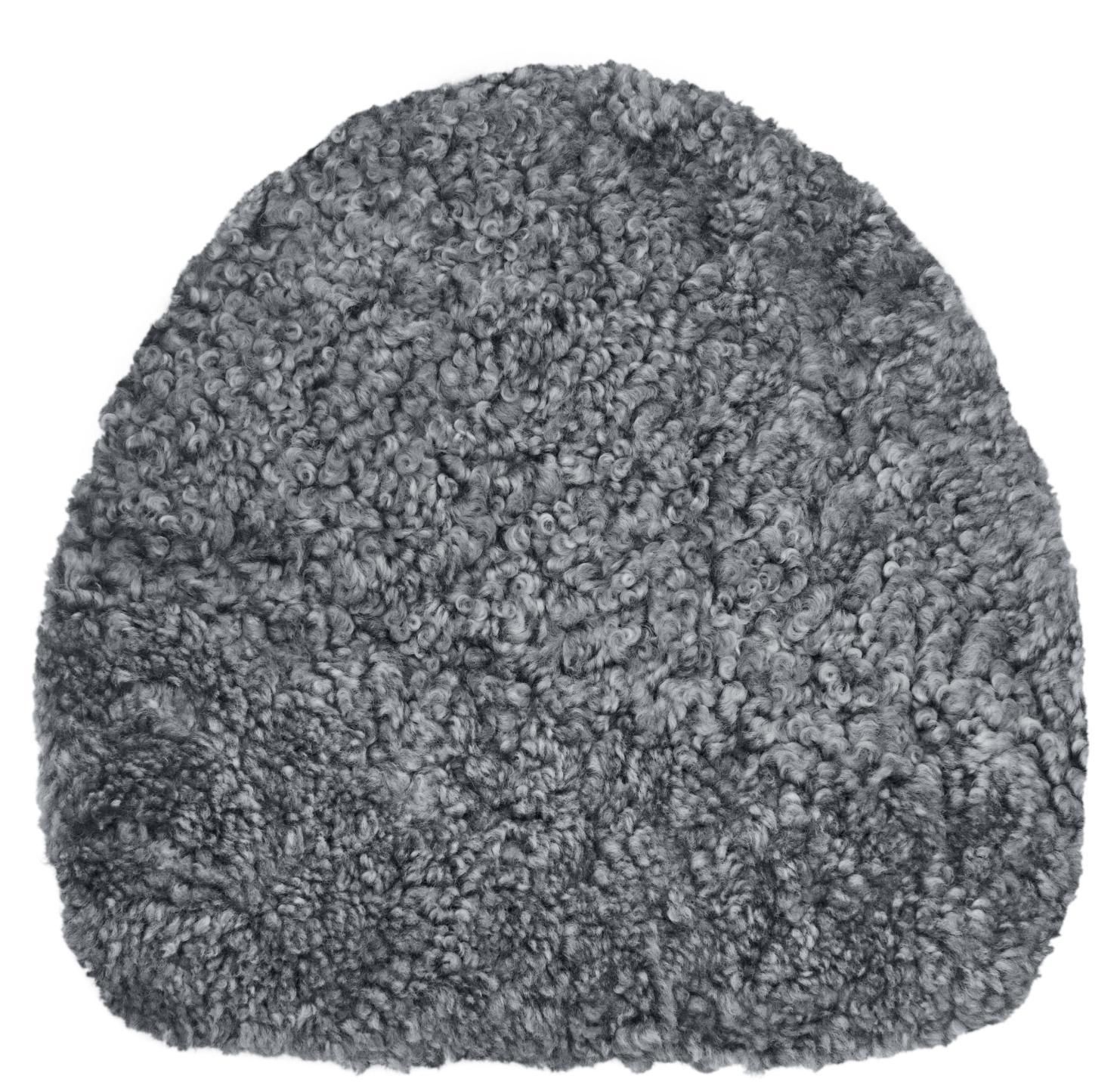 Skinn Stoppad stolsdyna i fårskinn Charcoal grey-silver 34 x  36 cm